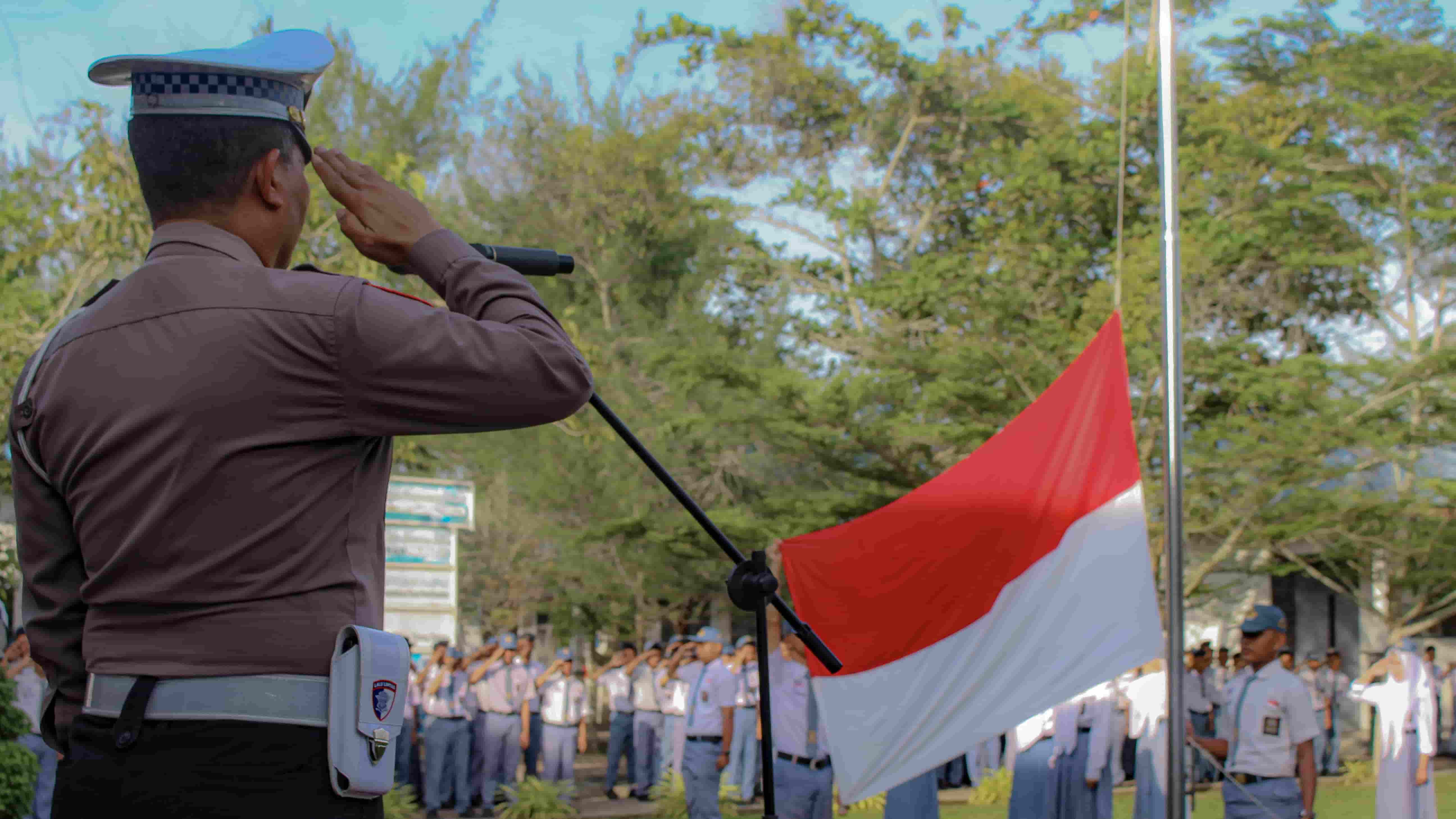 Polres Batu Bara Jadi Inspektur Upacara di SMKN 1 Air Putih: Tekankan Disiplin dan Keselamatan